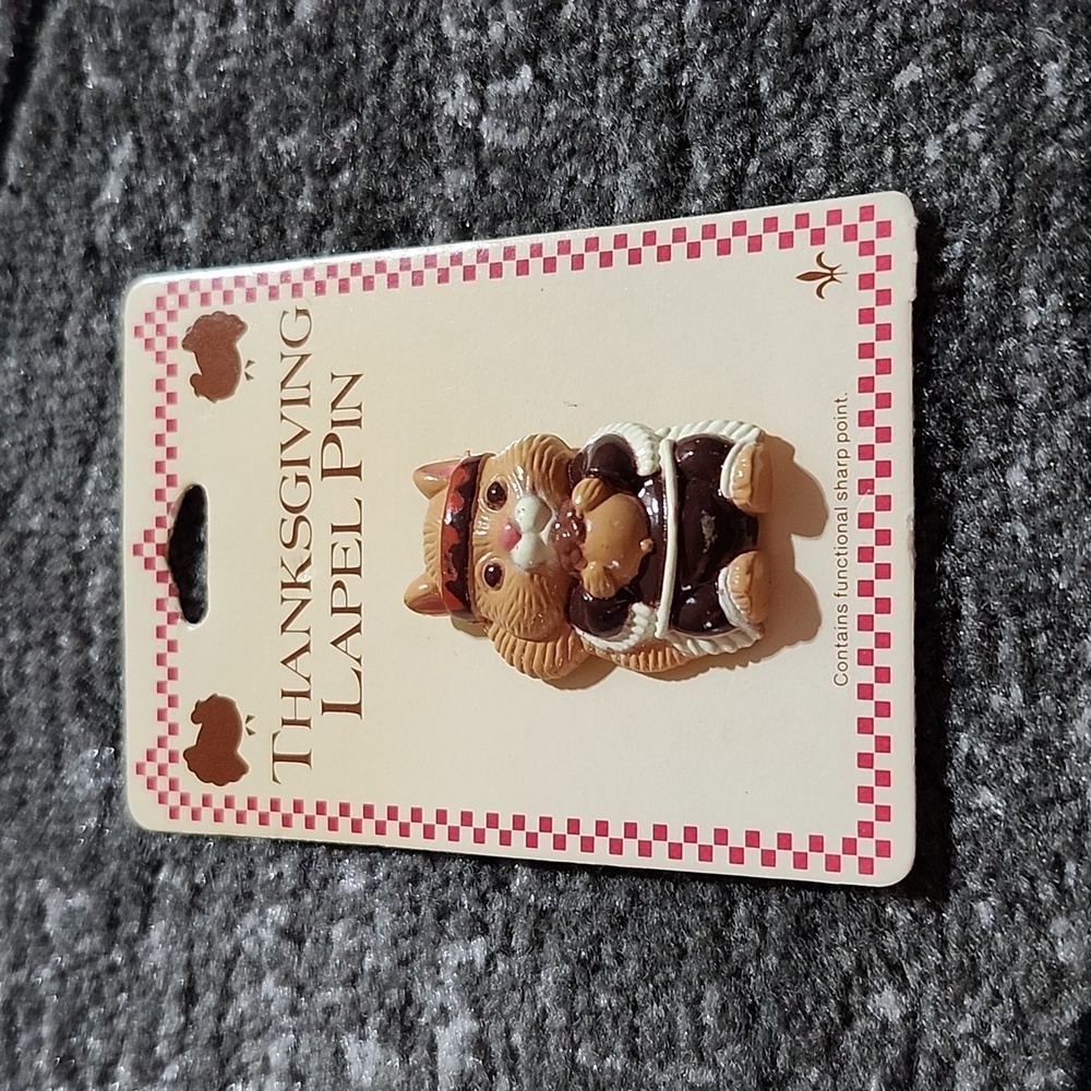 VINTAGE GIBSON THANKSGIVING SQUIRREL ACORN PIN BROOCH FALL COLLECTIBLE